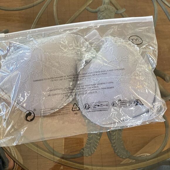 Elegant Lace Bra in Light Gray, adj front hook, smooth back, wide straps. New - Picture 5 of 5